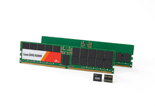 SK하이닉스가 세계 최초로 인텔로부터 인증을 획득한 10나노급 4세대 서버 D램 DDR5. SK하이닉스 제공